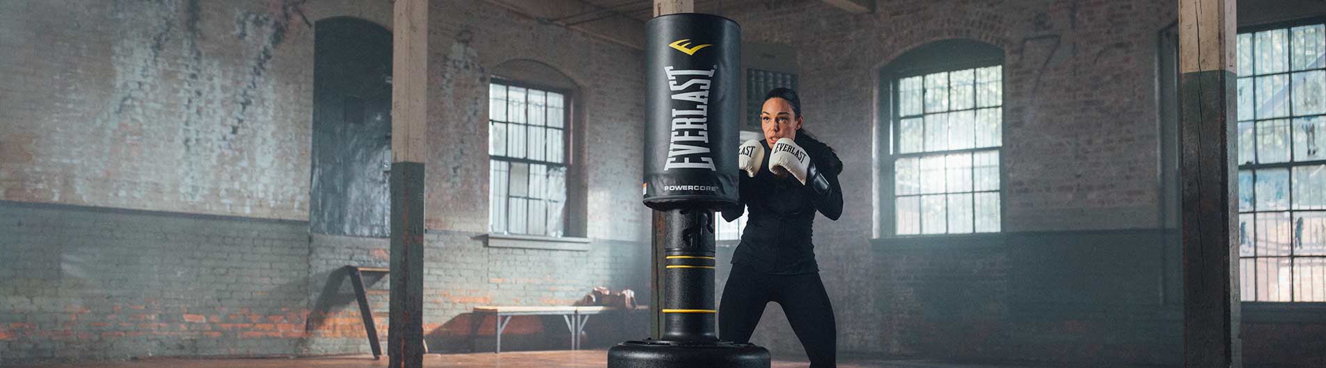 Kvinna slår på boxningssäck