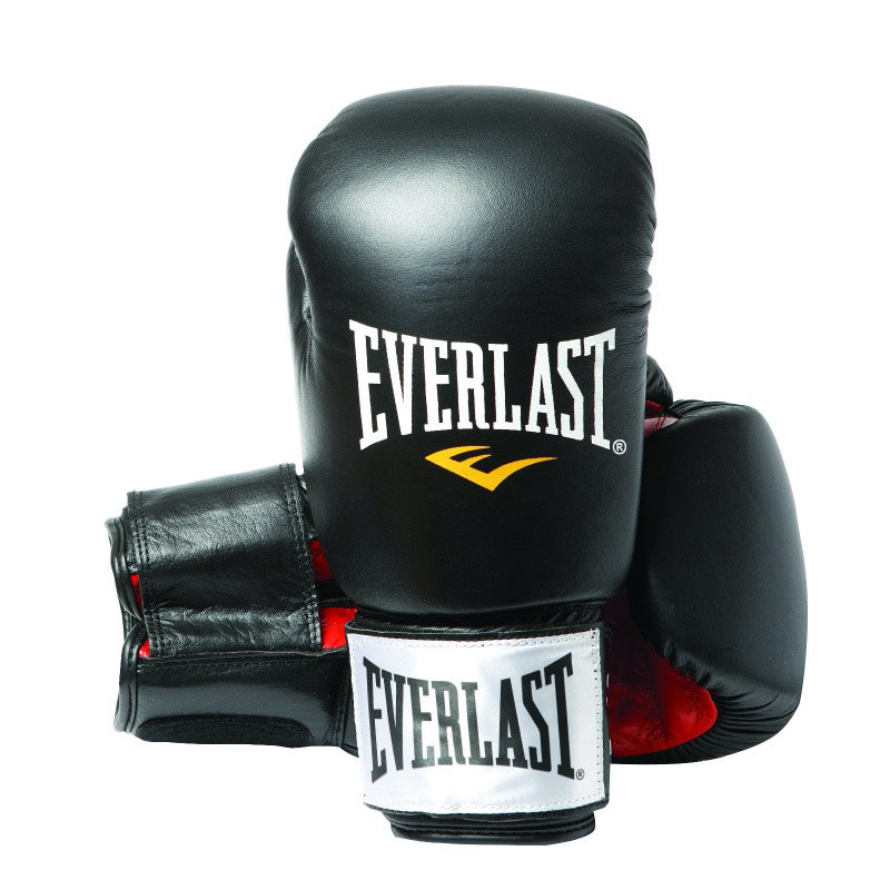 Dette er en fighter boksehandske til træning fra Everlast. Handskens farve er sort.
